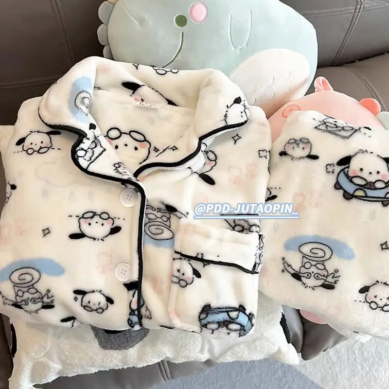 Pachacco мультфильм Sanrios корейский Instagram милые коралловые флисовые пижамы для женщин осень зима новый утолщенный плюшевый домашний костюм для студентов теплый мягкий
Pachacco мультфильм Sanrios корейский Instagram милые коралловые флисовые пижамы для женщин осень зима новый утолщенный плюшевый домашний костюм для студентов теплый мягкий