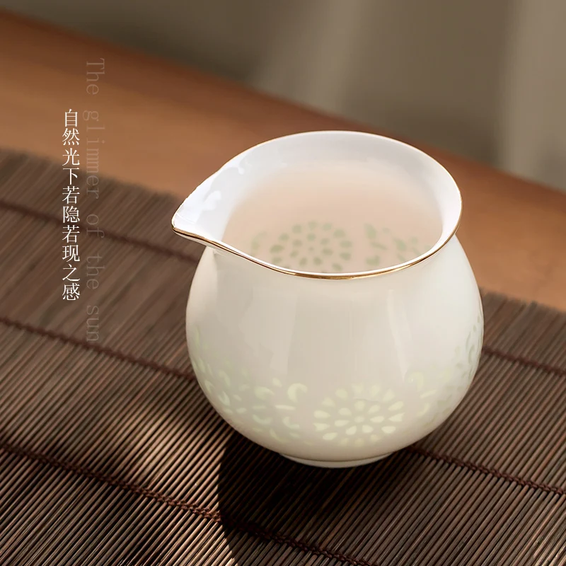 

Jingdezhen Hand Painted Golden Outline Ceramic Fair Cup Large Tea Serving Pot Hollow Rice-Pattern Decorated Porcelain Fair Cup