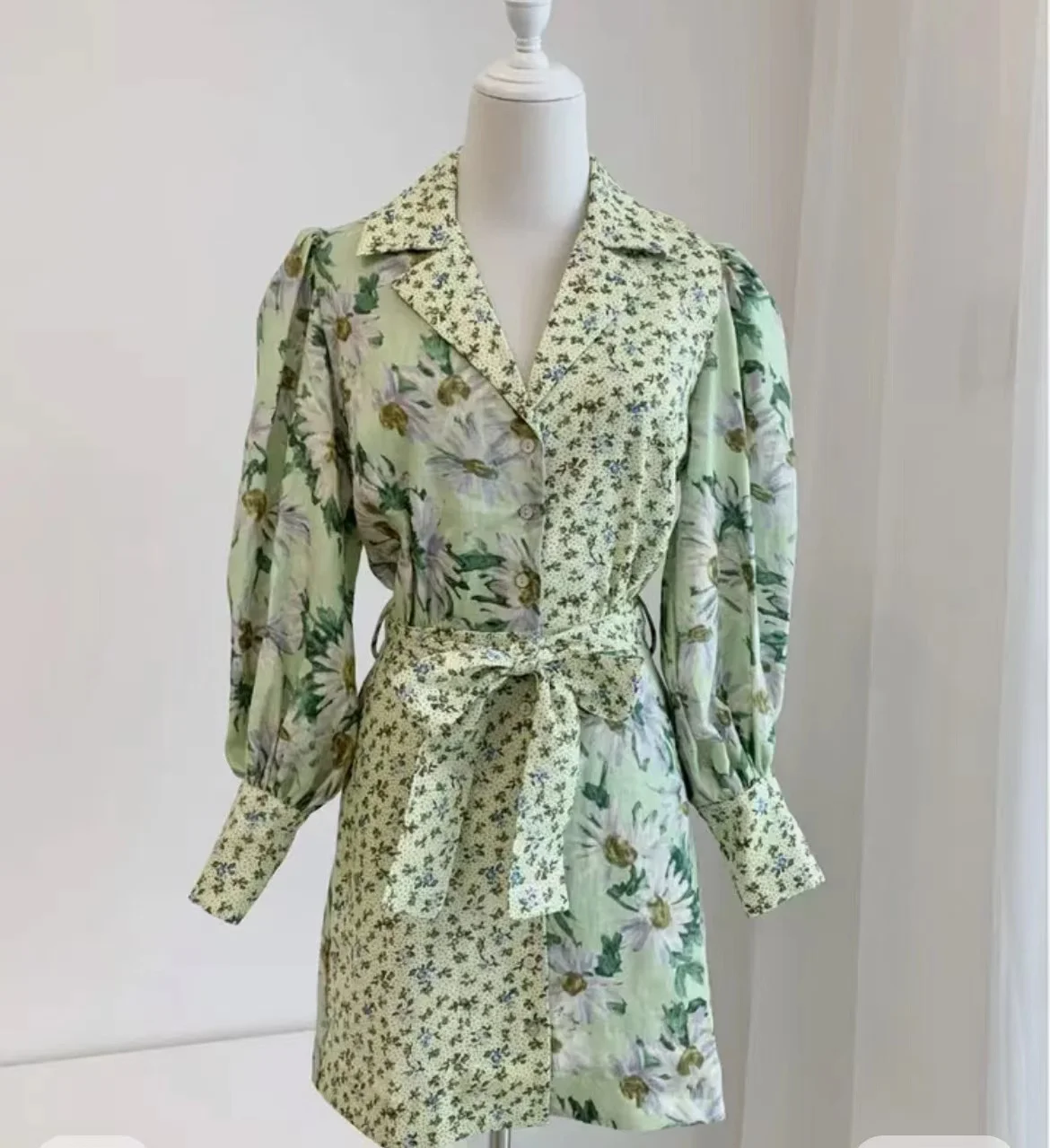 Women's Patchwork Floral Print Waist Tie Notched Long Sleeve Fashion Linen Mini Dresses
Women's Patchwork Floral Print Waist Tie Notched Long Sleeve Fashion Linen Mini Dresses