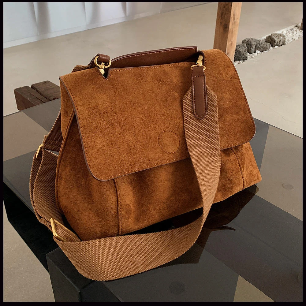 New Autumn Winter Fleece Shoulder Bag Female Frosted Leather Crossbody Bag Retro Crossbody Bag Large Capacity Messenger Bag
New Autumn Winter Fleece Shoulder Bag Female Frosted Leather Crossbody Bag Retro Crossbody Bag Large Capacity Messenger Bag