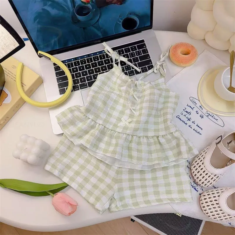 طقم صيفي جديد للبنات: شورت بحمالات وتنورة بتصميم أميرة منقوشة بفيونكة، طقم أنيق وعصري للرضع والأطفال الصغار طقم صيفي جديد للبنات: شورت بحمالات وتنورة بتصميم أميرة منقوشة بفيونكة، طقم أنيق وعصري للرضع والأطفال الصغار