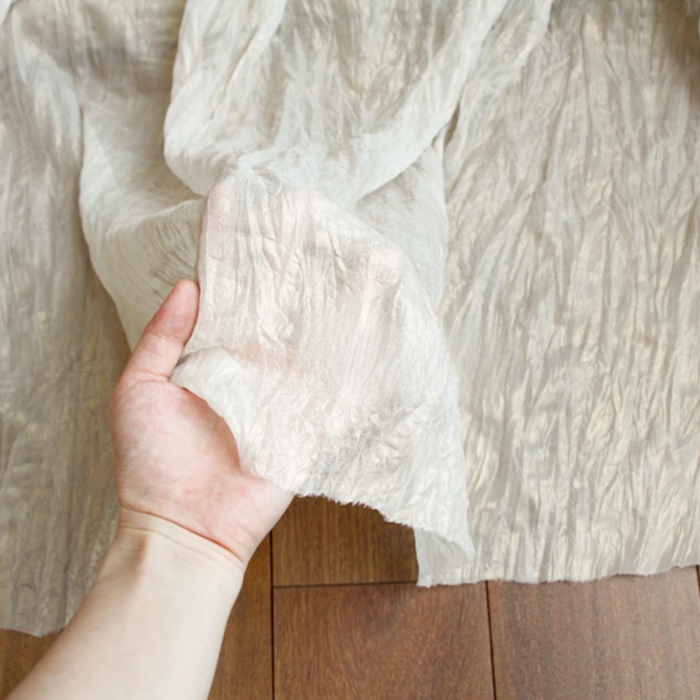 Irregular White Background Gold-Sprayed Coating Flash Gold Vertical Stripes Texture Pleated Gold-Coated Chiffon Fabric
Irregular White Background Gold-Sprayed Coating Flash Gold Vertical Stripes Texture Pleated Gold-Coated Chiffon Fabric