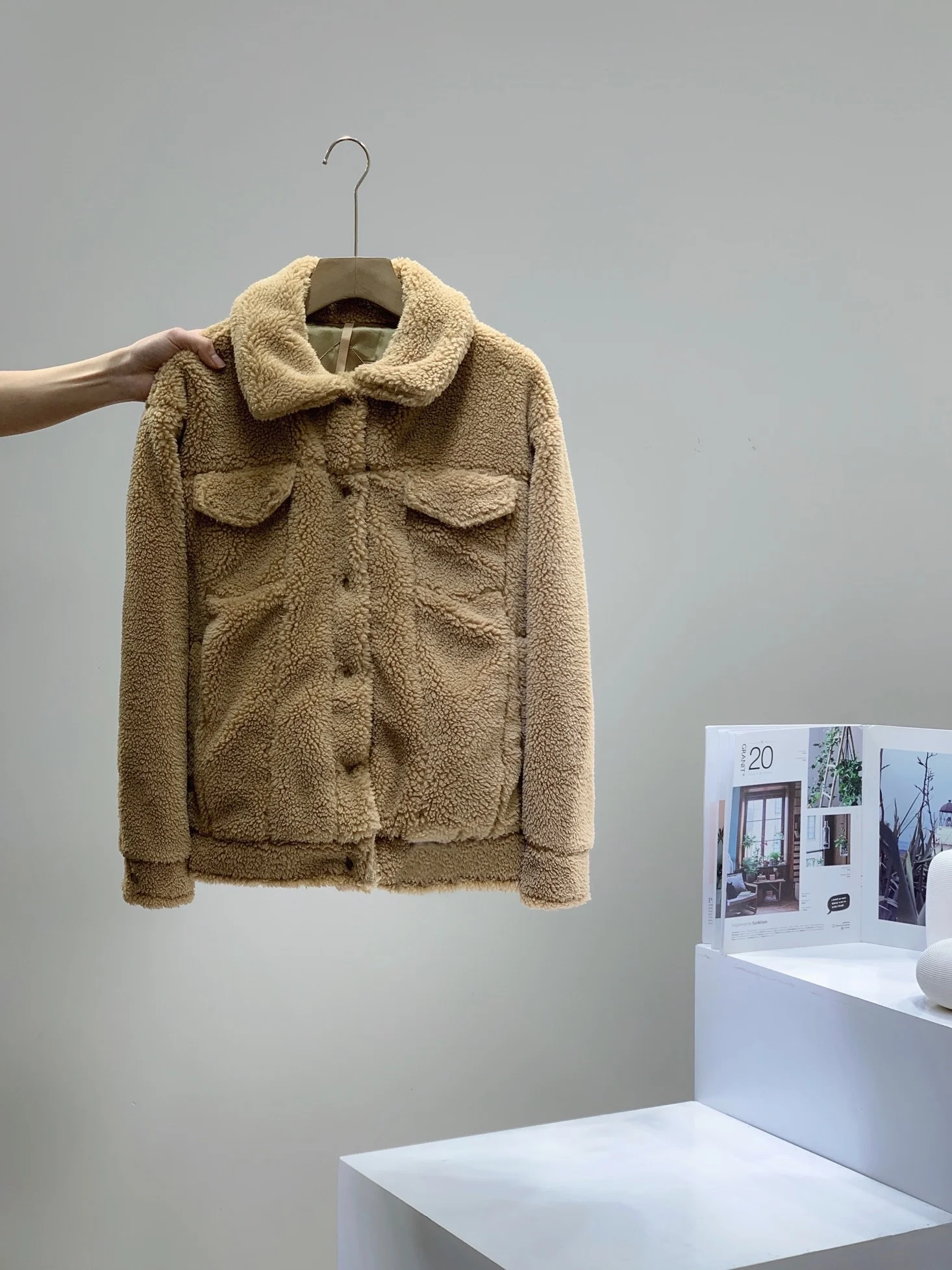 Women's Teddy Fleece Jacket Single Breasted Lapel Casual Fleece Short Jacket Popular Korean Brand Harajuku Style Fleece Overcoat
Women's Teddy Fleece Jacket Single Breasted Lapel Casual Fleece Short Jacket Popular Korean Brand Harajuku Style Fleece Overcoat