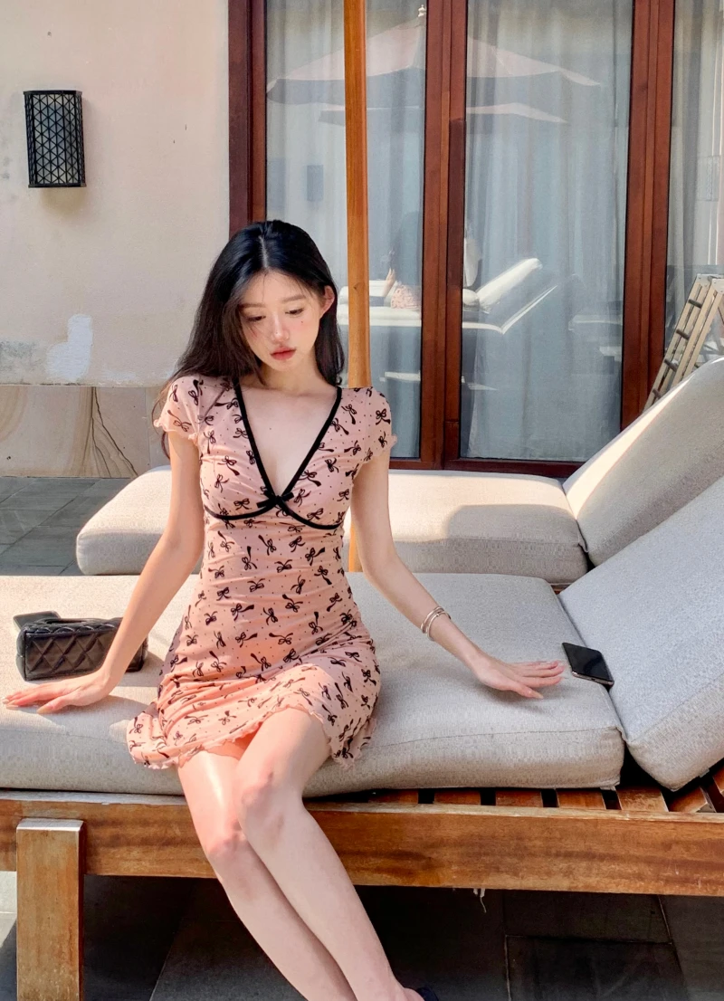 European and American style deep V-neck velvet butterfly dress, women's slim fit sexy waist cinching short skirt 2024 new 
European and American style deep V-neck velvet butterfly dress, women's slim fit sexy waist cinching short skirt 2024 new