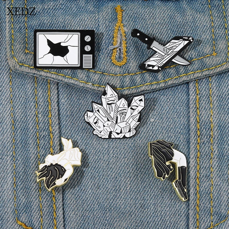 XEDZ Punk Black and White Broken TV Enamel Brooch Metal Knife Lapel Brooch Custom Spliced Legs Alloy Pins Accessories Jewelry
XEDZ Punk Black and White Broken TV Enamel Brooch Metal Knife Lapel Brooch Custom Spliced Legs Alloy Pins Accessories Jewelry