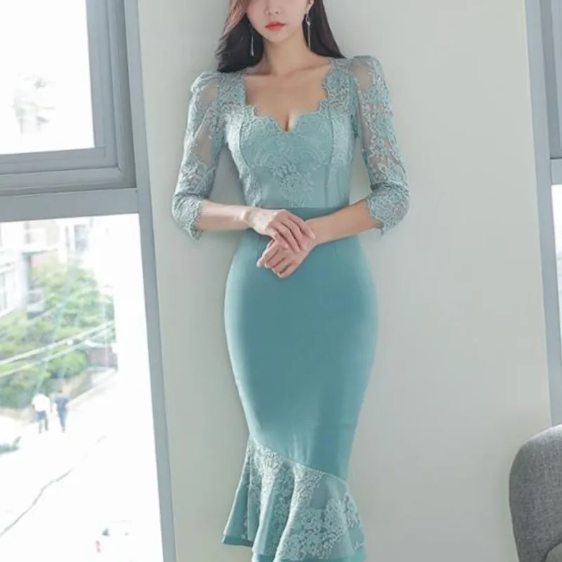 Women's Autumn Winter Fashion Sexy V-neck Lace Patchwork Temperament Long Sleeved Slim Fit Wrap Buttocks Ruffled Fishtail Dress
Women's Autumn Winter Fashion Sexy V-neck Lace Patchwork Temperament Long Sleeved Slim Fit Wrap Buttocks Ruffled Fishtail Dress