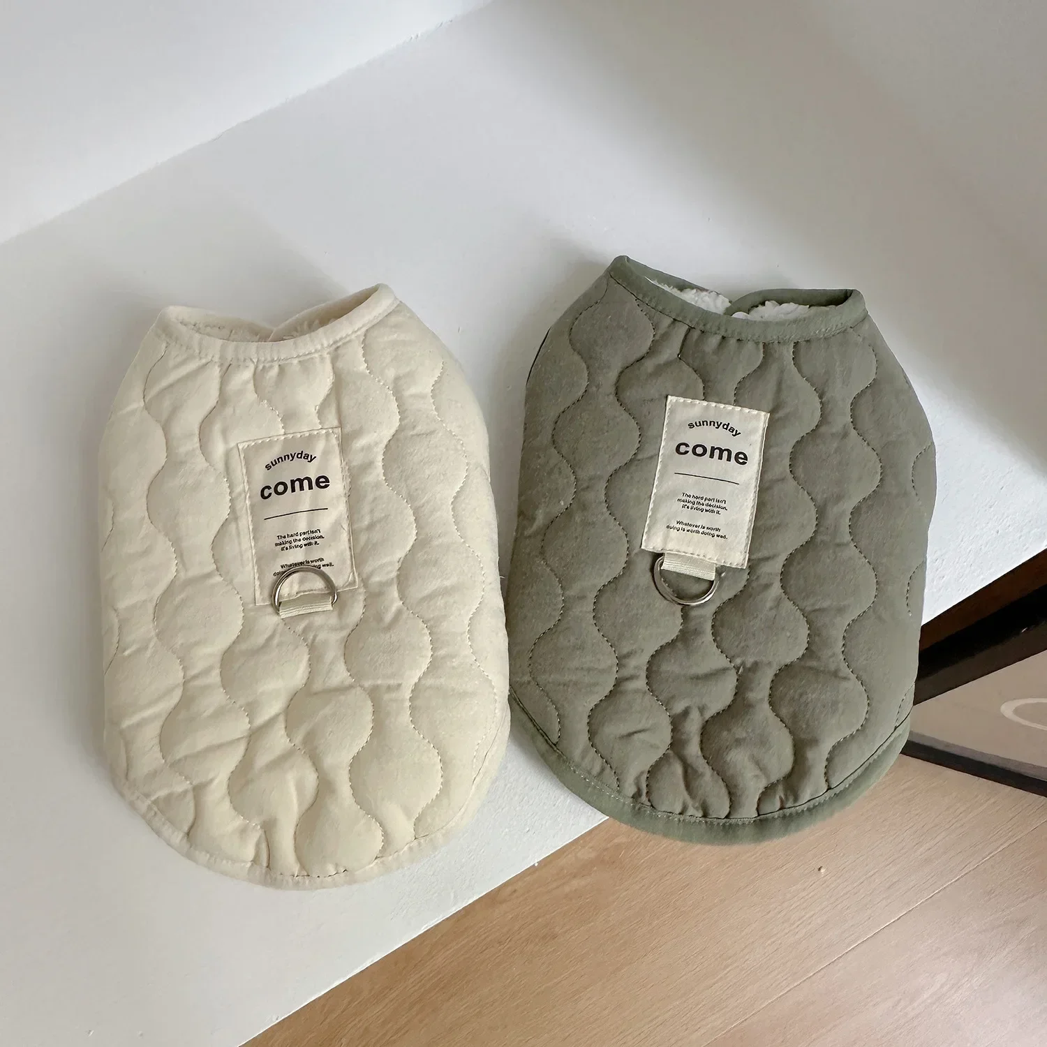 New Ins Pet Cotton Coat Winter Thickened Dog Clothing Ripple Top Can Be Pulled Sleeveless Vest Designer Dog Clothes
New Ins Pet Cotton Coat Winter Thickened Dog Clothing Ripple Top Can Be Pulled Sleeveless Vest Designer Dog Clothes