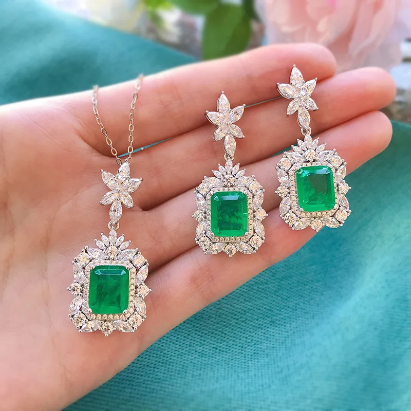 

2023 European and American new product S925 silver micro inlaid emerald necklace women's clavicle chain retro style pendant