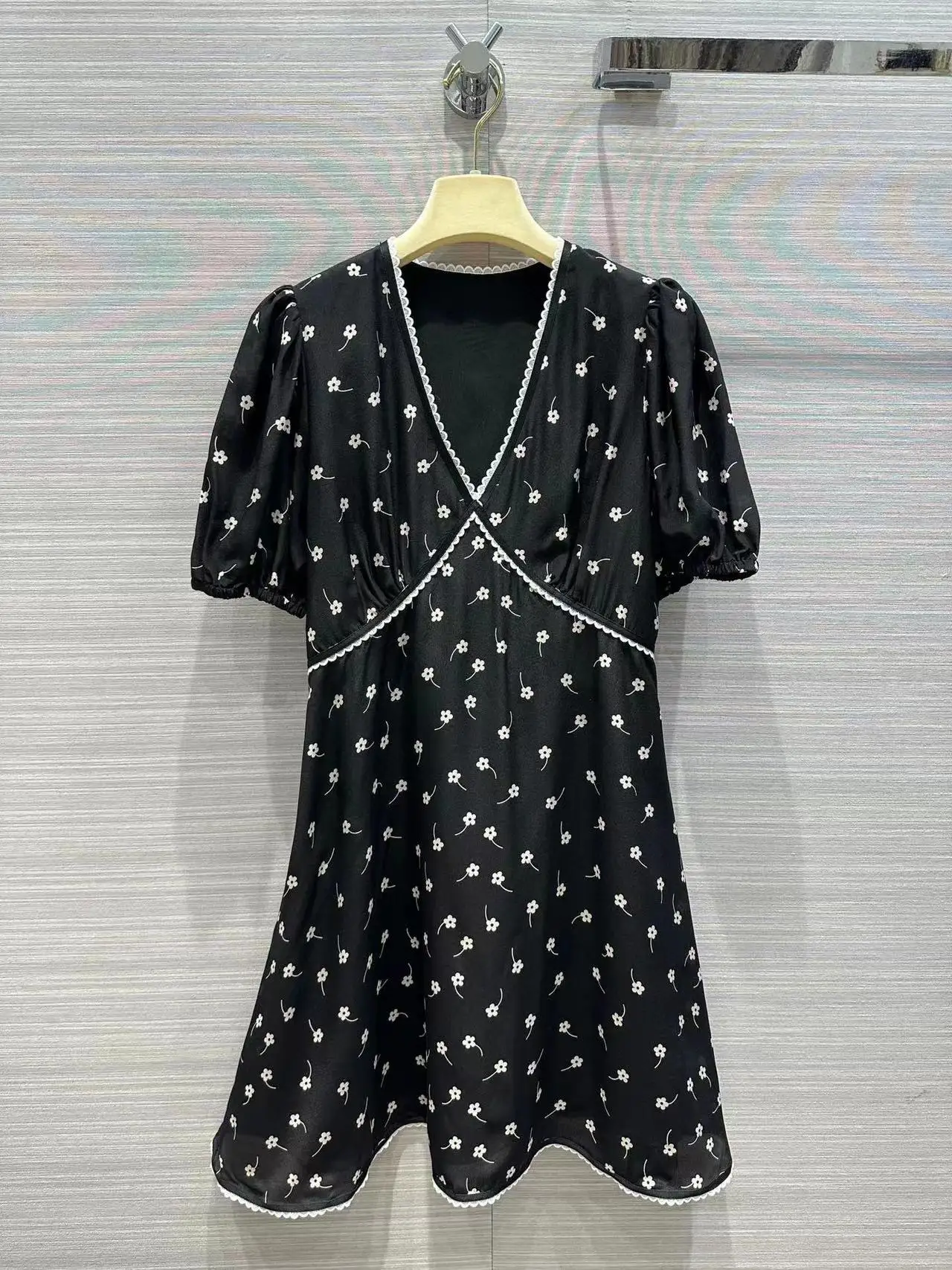 2023 Spring Summer Newest Fashion Runway Mini Silk Dress Women's V-Neck Flowers Printed Designer Top Black Dress
2023 Spring Summer Newest Fashion Runway Mini Silk Dress Women's V-Neck Flowers Printed Designer Top Black Dress