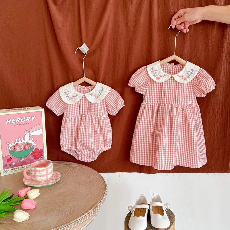 Baby Girls Jumpsuits Clothes Doll Collar Flower Embroidery Girl Sweet Pink Dress Puff Sleeve Plaid Romper Dress Sisters Clothing
Baby Girls Jumpsuits Clothes Doll Collar Flower Embroidery Girl Sweet Pink Dress Puff Sleeve Plaid Romper Dress Sisters Clothing