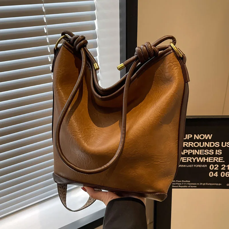 This Year's Popular Bag Women's Large Capacity 2023 New Simple Shoulder Messenger Bag Maillard Pure Color Bucket Bag
This Year's Popular Bag Women's Large Capacity 2023 New Simple Shoulder Messenger Bag Maillard Pure Color Bucket Bag