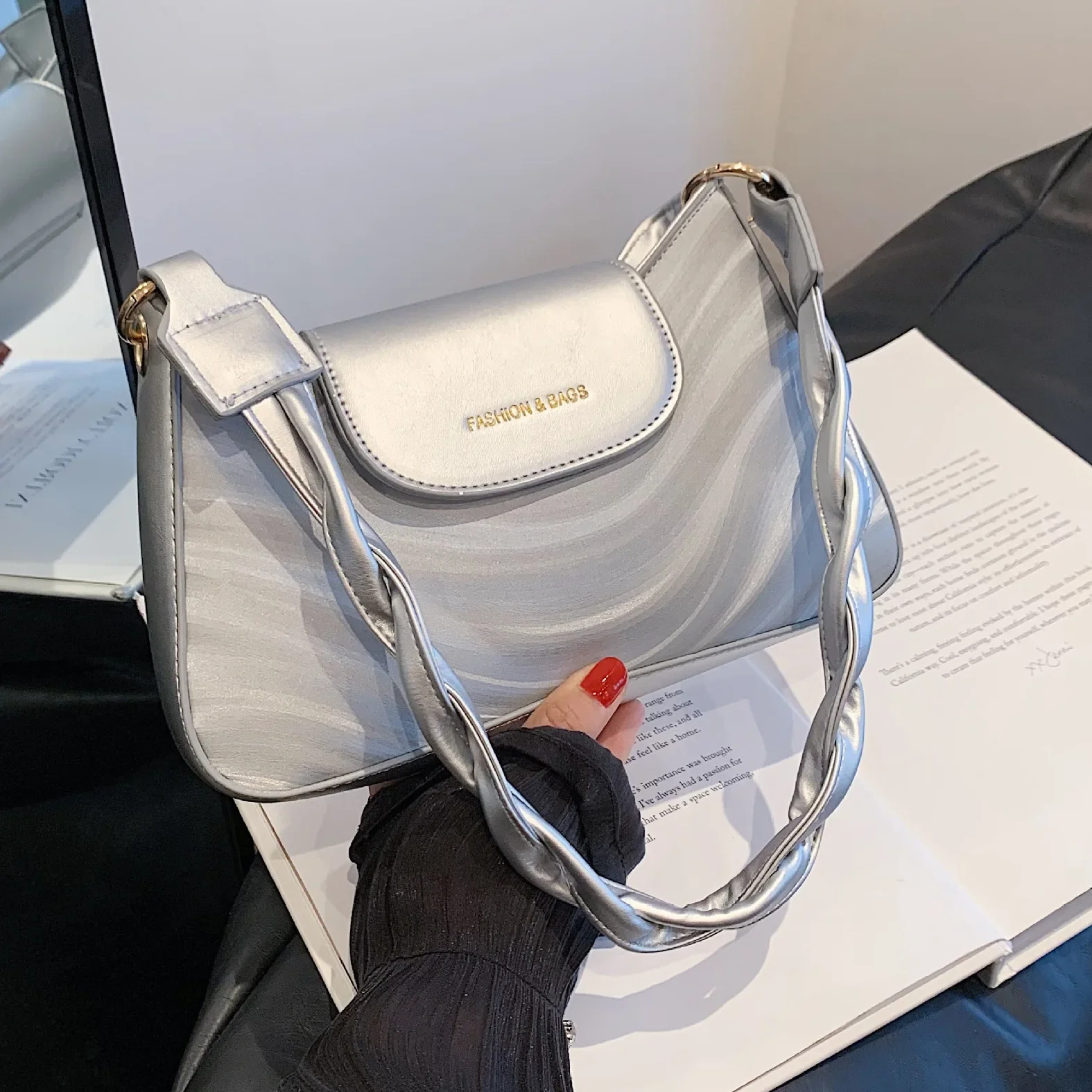 2023 new boutique texture underarm female fashion silver small square women bag fashion style single shoulder cross-body bag
2023 new boutique texture underarm female fashion silver small square women bag fashion style single shoulder cross-body bag