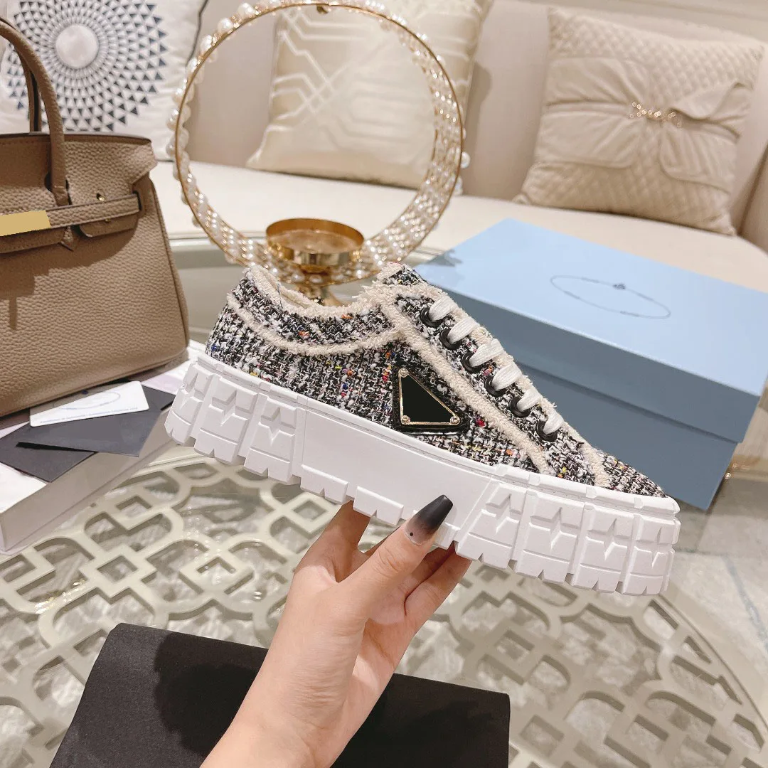 New Spring Autumn Letter Brand Simple Fashion Women Shoes Luxury Vintage Design Washed Canvas Sheepskin Inner Fabric TPU Outsole
New Spring Autumn Letter Brand Simple Fashion Women Shoes Luxury Vintage Design Washed Canvas Sheepskin Inner Fabric TPU Outsole