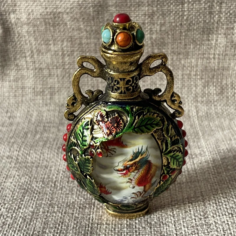 Old-fashioned snuff bottle painted with empty bottles, folk arts and crafts, pure copper portable snuff bottle in the living roo
Old-fashioned snuff bottle painted with empty bottles, folk arts and crafts, pure copper portable snuff bottle in the living roo