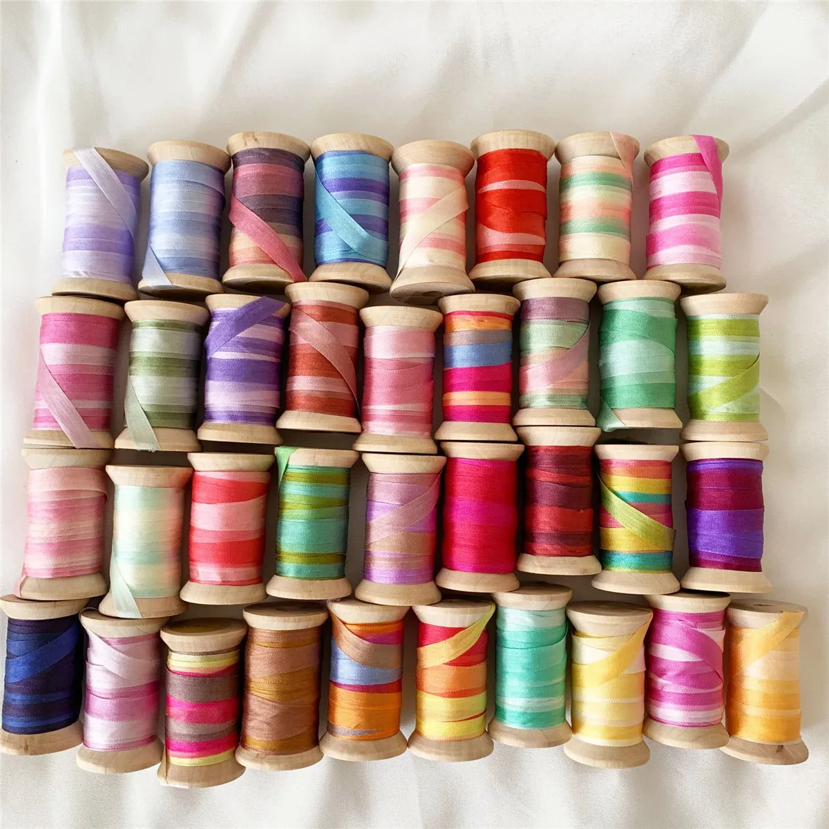 7mmX10m/Roll Vareigated 100% Pure Silk Satin Ribbon Hand Dyed For Sewing Embroidery Needlework Handcraft Christmas Decor
7mmX10m/Roll Vareigated 100% Pure Silk Satin Ribbon Hand Dyed For Sewing Embroidery Needlework Handcraft Christmas Decor