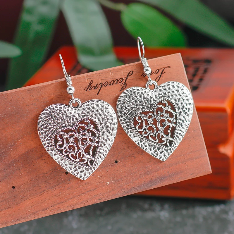 Ethnic Vintage Silver Alloy Love Heart Drop Earrings for Women Girls Party Holiday Jewelry Gifts
Ethnic Vintage Silver Alloy Love Heart Drop Earrings for Women Girls Party Holiday Jewelry Gifts