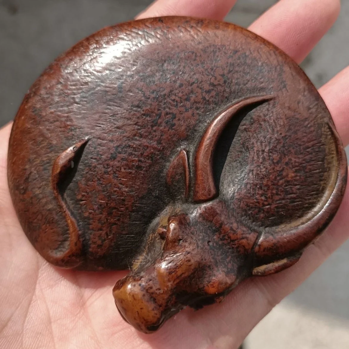 

Antique bronze solid twisting Qiankun prostrate cow copper ox hand handle paperweight pressed paper handle play tea pet