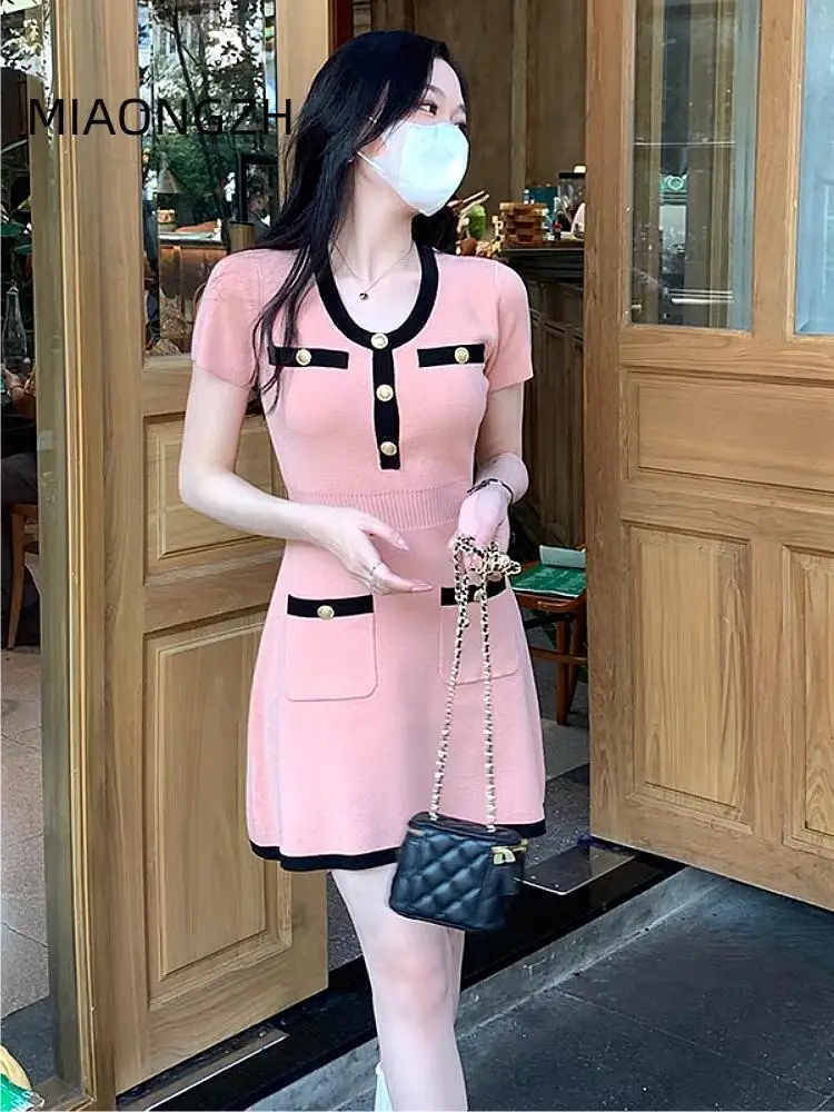 New Solid Wrap Buttocks Knitted Dress For Women V Neck Short Sleeve Fashion Button Pink Tight Streetwear Midi Women's Dresses
New Solid Wrap Buttocks Knitted Dress For Women V Neck Short Sleeve Fashion Button Pink Tight Streetwear Midi Women's Dresses