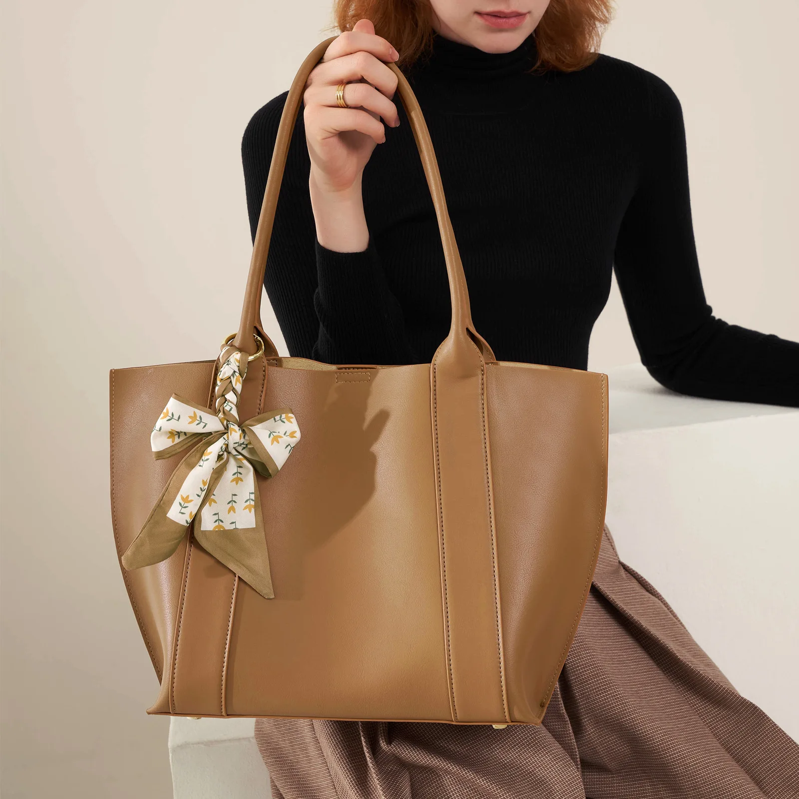 Small Leather Tote Bag Women with Large Capacity New Soft Leather Shoulder Bag for Work Commuter with High Sense of Big Bag.
Small Leather Tote Bag Women with Large Capacity New Soft Leather Shoulder Bag for Work Commuter with High Sense of Big Bag.