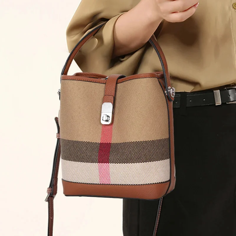 

Tas wanita Premium baru 2023 tas ember selempang bahu tunggal dengan mode pola kotak-kotak dan tangan kulit asli