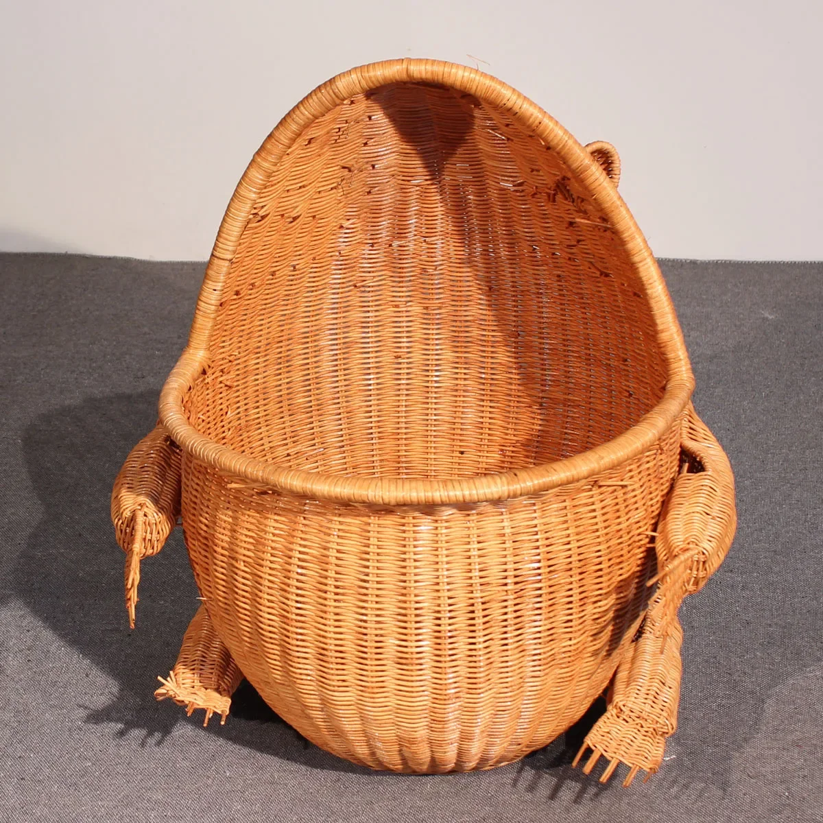 Rattan handmade frog towel storage basket Indonesian rattan sundries basket toy hotel room bathroom dirty clothes 
Rattan handmade frog towel storage basket Indonesian rattan sundries basket toy hotel room bathroom dirty clothes