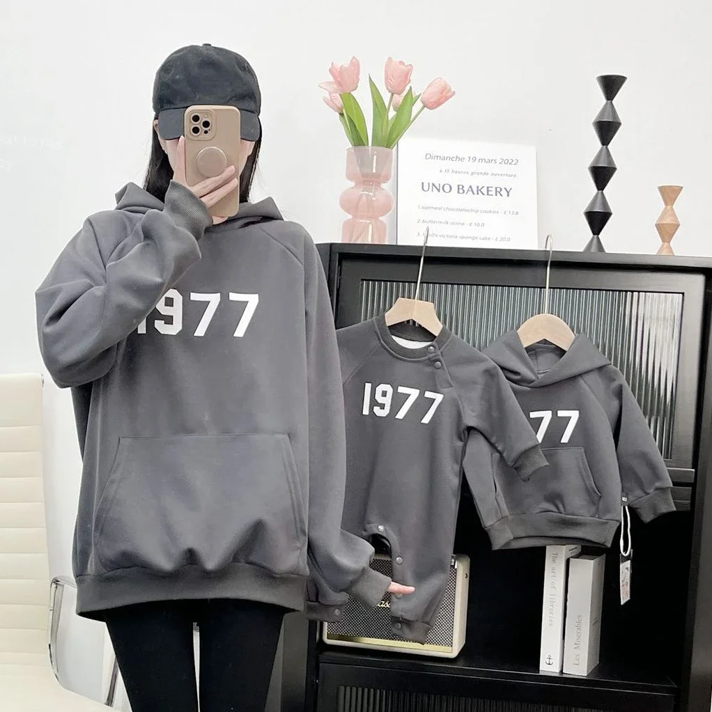 Одинаковая одежда для всей семьи, футболка с капюшоном для мамы, дочери, сына, толстовки, топы для мальчиков и девочек, детский комбинезон, Женский свитшот
Одинаковая одежда для всей семьи, футболка с капюшоном для мамы, дочери, сына, толстовки, топы для мальчиков и девочек, детский комбинезон, Женский свитшот