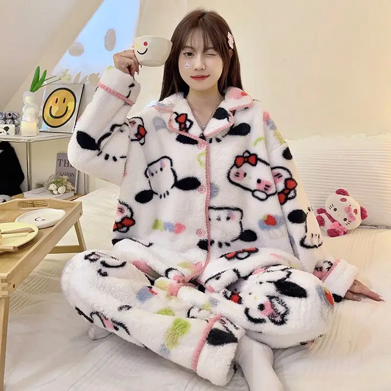 Пижама Kuromi Pochacc с помпоном Purin из кораллового флиса аниме мультфильм Sanrio флисовые утепленные студенческие спальные принадлежности Домашняя одежда пижамы
Пижама Kuromi Pochacc с помпоном Purin из кораллового флиса аниме мультфильм Sanrio флисовые утепленные студенческие спальные принадлежности Домашняя одежда пижамы