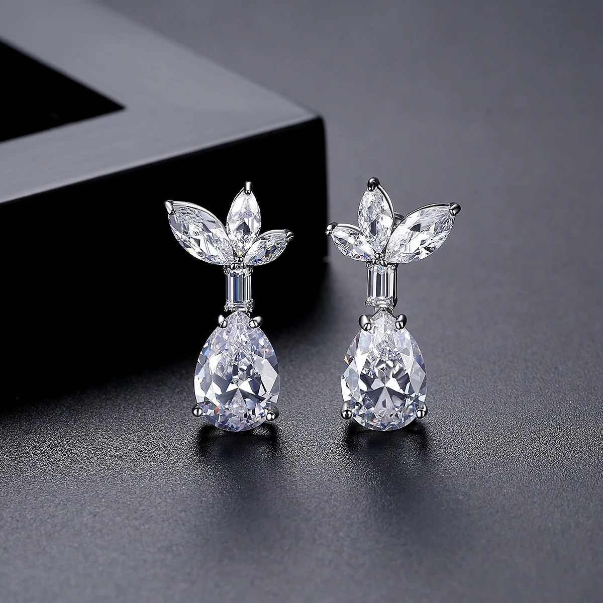 Funmode Popular Clover Water Drop Shaped Earrings Fashion Personality Temperament Korean Version Spell Stone Zircon Female FE399
Funmode Popular Clover Water Drop Shaped Earrings Fashion Personality Temperament Korean Version Spell Stone Zircon Female FE399