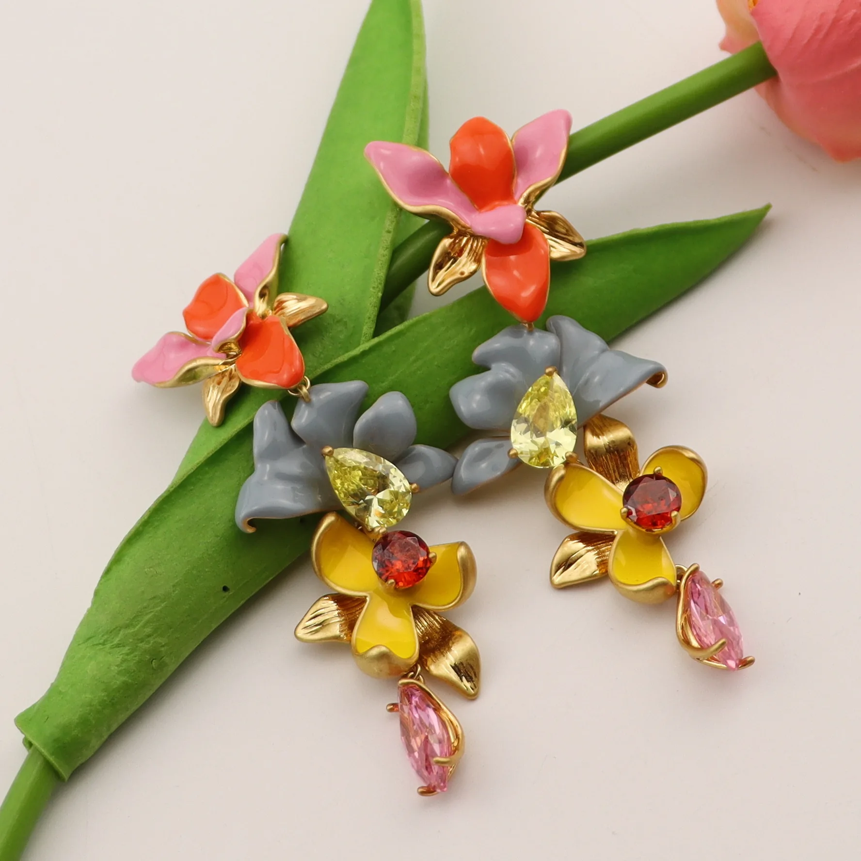 

European and American sparkling zircon inlaid with fresh flowers, dopamine exaggerated earrings