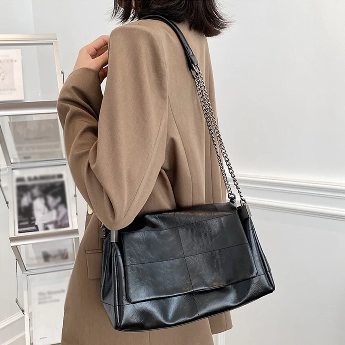 Luxury Design Large Capacity Tote Bag for Women New Trendy Versatile Black Flip Bag Chain Strap Shoulder Crossbody Bag
Luxury Design Large Capacity Tote Bag for Women New Trendy Versatile Black Flip Bag Chain Strap Shoulder Crossbody Bag