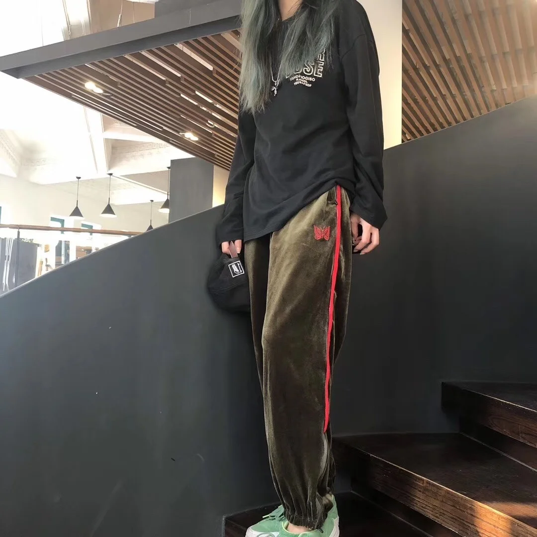 Needles Men's Pants 2023 Autumn Butterfly Embroidery Readymade Red Edge High Street Ribbon Silver Fox Plush Trousers for Women
Needles Men's Pants 2023 Autumn Butterfly Embroidery Readymade Red Edge High Street Ribbon Silver Fox Plush Trousers for Women
