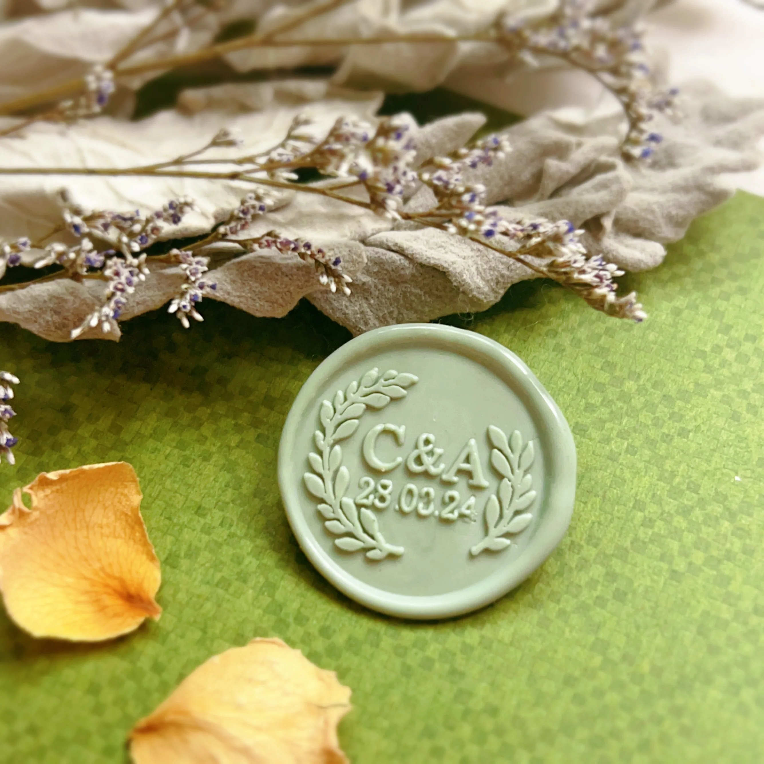 0.98Inch English Wedding Brass Stamp Fire Lacquer Wax Seal Stamps for Wedding Invitation Supplies Envelope Sealing Decorative 
0.98Inch English Wedding Brass Stamp Fire Lacquer Wax Seal Stamps for Wedding Invitation Supplies Envelope Sealing Decorative