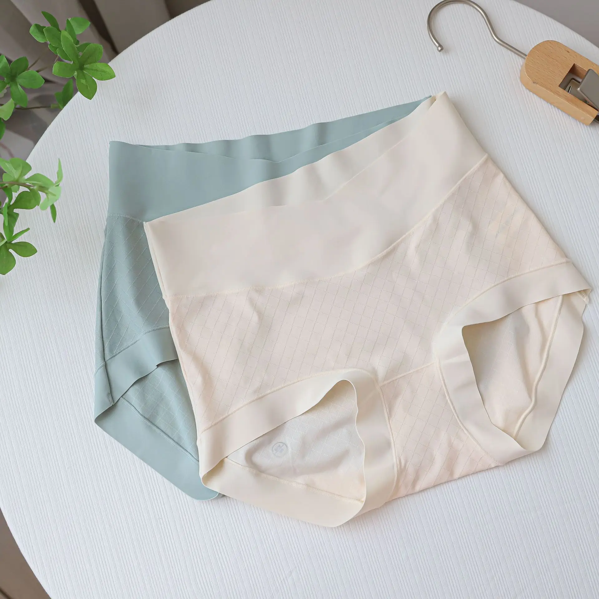 Silky Plaid Seamless Panties women Japanese Antibacterial ice silk High-Rise Panties lingerie women N8191
Silky Plaid Seamless Panties women Japanese Antibacterial ice silk High-Rise Panties lingerie women N8191