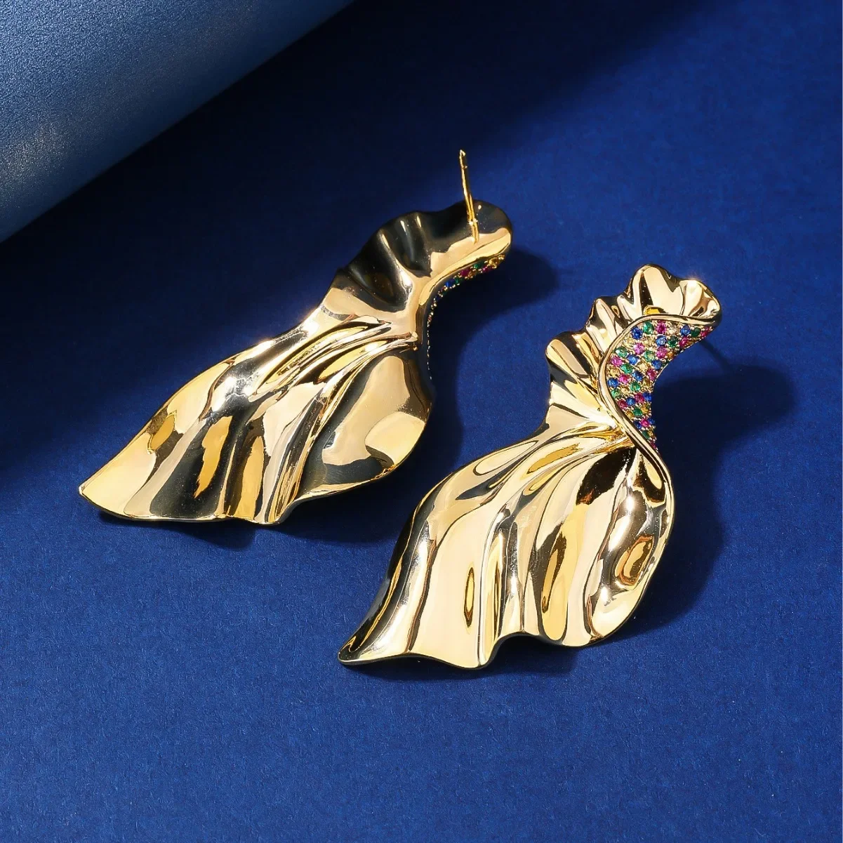 Дизайнерские красивые серьги «рыбий хвост», крупные плиссированные текстурные серьги-гвоздики с холодным ветром
Дизайнерские красивые серьги «рыбий хвост», крупные плиссированные текстурные серьги-гвоздики с холодным ветром