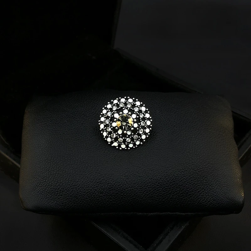 Exquisite Retro Round Small Brooch High-End Women Mini Pin Suit Hat Cardigan Rhinestone Jewelry Collar Pins Clothing Accessories
Exquisite Retro Round Small Brooch High-End Women Mini Pin Suit Hat Cardigan Rhinestone Jewelry Collar Pins Clothing Accessories