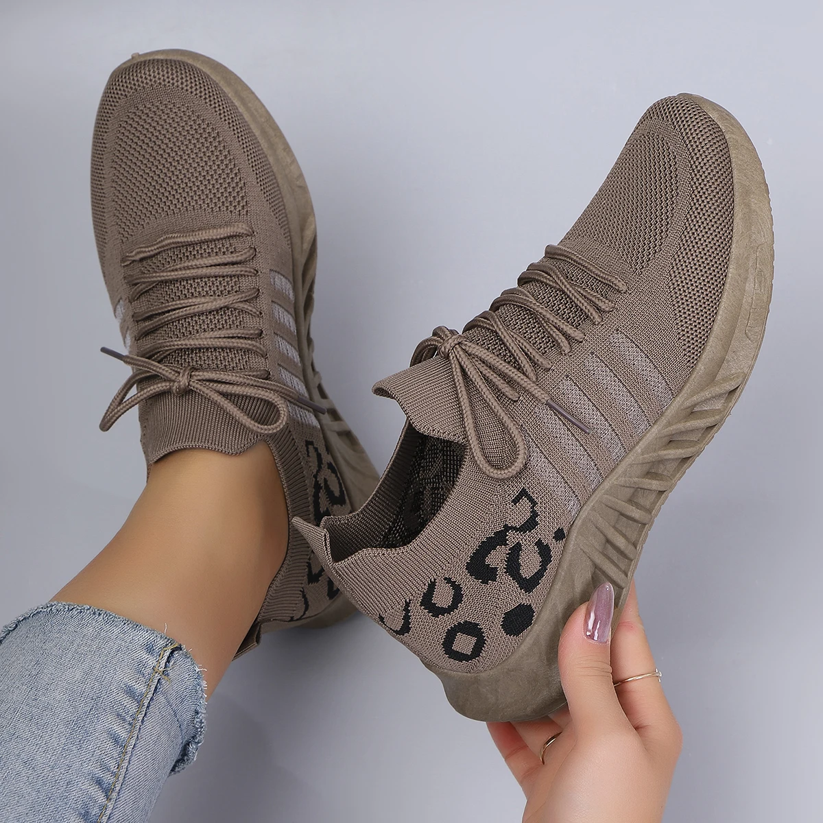 أحذية رياضية نسائية جديدة للربيع والخريف، مريحة وقابلة للتنفس وخفيفة الوزن ومقاومة للتآكل، مع أربطة أحذية رياضية نسائية جديدة للربيع والخريف، مريحة وقابلة للتنفس وخفيفة الوزن ومقاومة للتآكل، مع أربطة