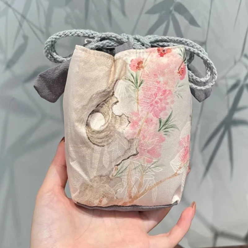 Fragrant Cloud Yarn Summer Flowers Waterproof Large Cotton Storage Bag Cloth Bag Portable Thickened Tea Cup Bag
Fragrant Cloud Yarn Summer Flowers Waterproof Large Cotton Storage Bag Cloth Bag Portable Thickened Tea Cup Bag