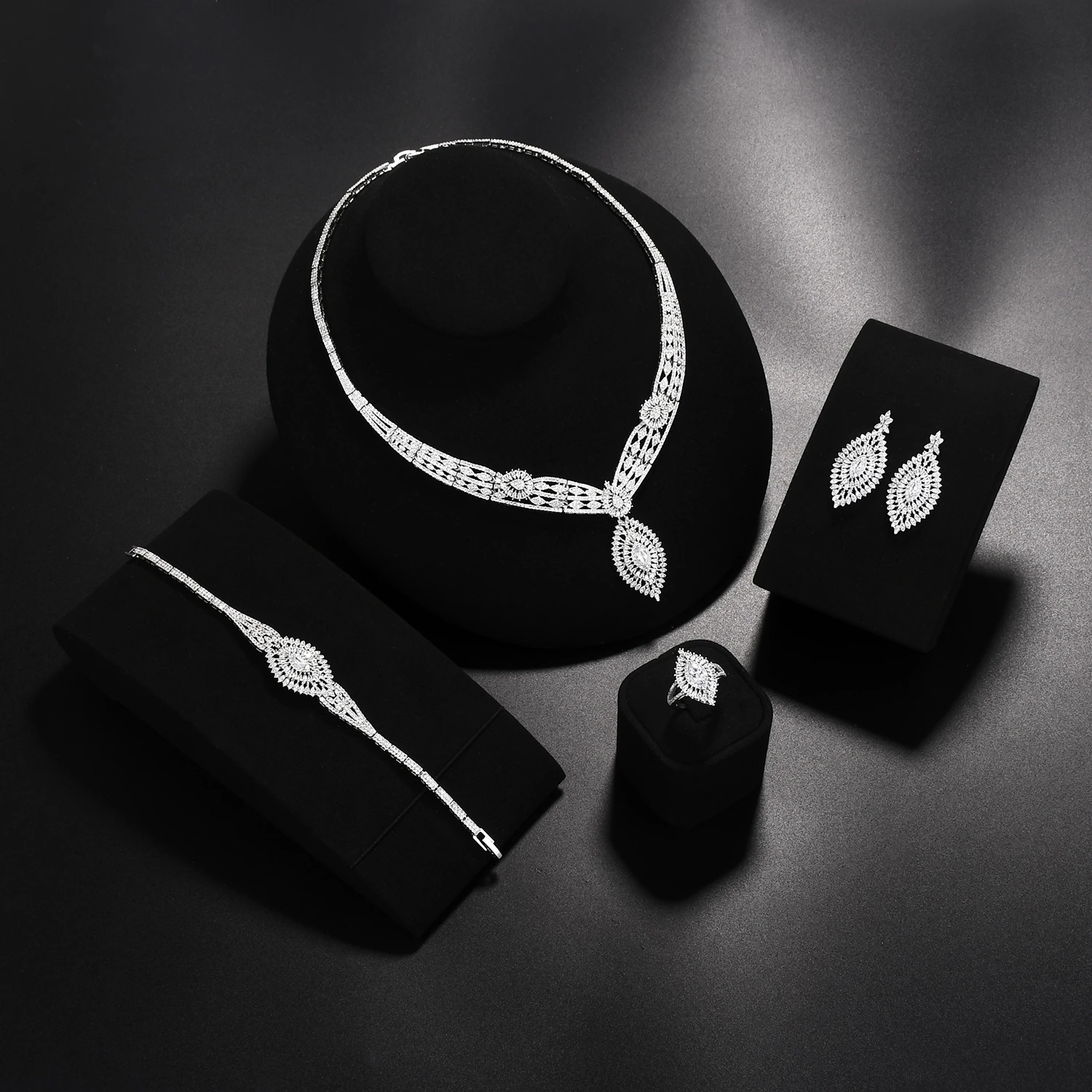 Luxury 4-piece necklace jewelry set, bride's wedding jewelry, fashionable design, exquisite cubic zirconia jewelry
Luxury 4-piece necklace jewelry set, bride's wedding jewelry, fashionable design, exquisite cubic zirconia jewelry