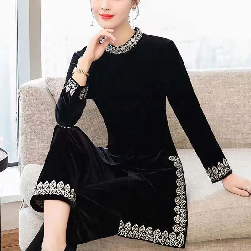 New Women Gold Velvet Suit Spring Fashion Pullover O neck Tops Wide-leg pants Two Piece Set Female Trousers Set Embroidery Black
New Women Gold Velvet Suit Spring Fashion Pullover O neck Tops Wide-leg pants Two Piece Set Female Trousers Set Embroidery Black
