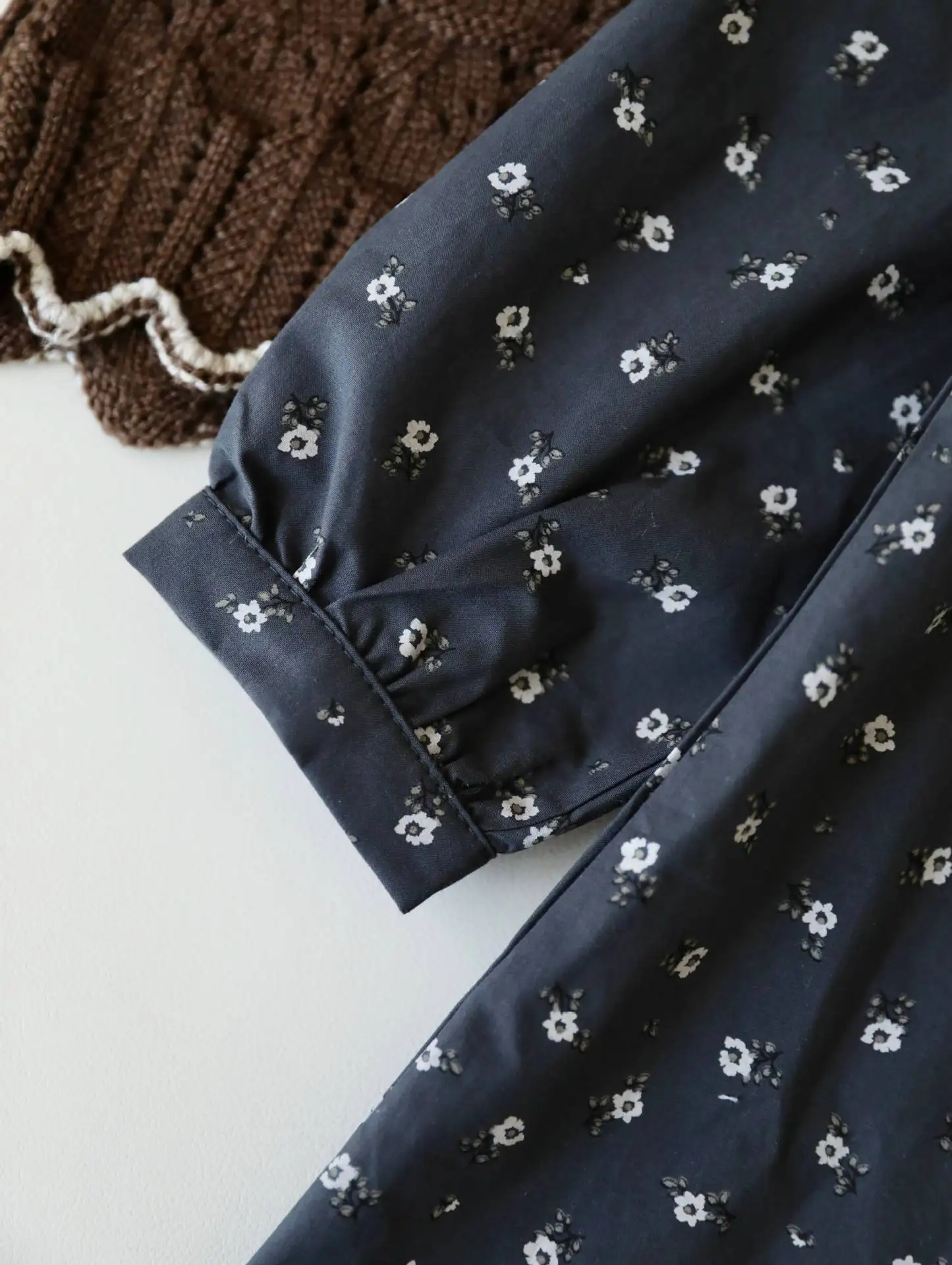 متوفر في المخزون 2025 فستان بناتي بأكمام طويلة ومطرز بطبقة أساسية من القطن متوفر في المخزون 2025 فستان بناتي بأكمام طويلة ومطرز بطبقة أساسية من القطن