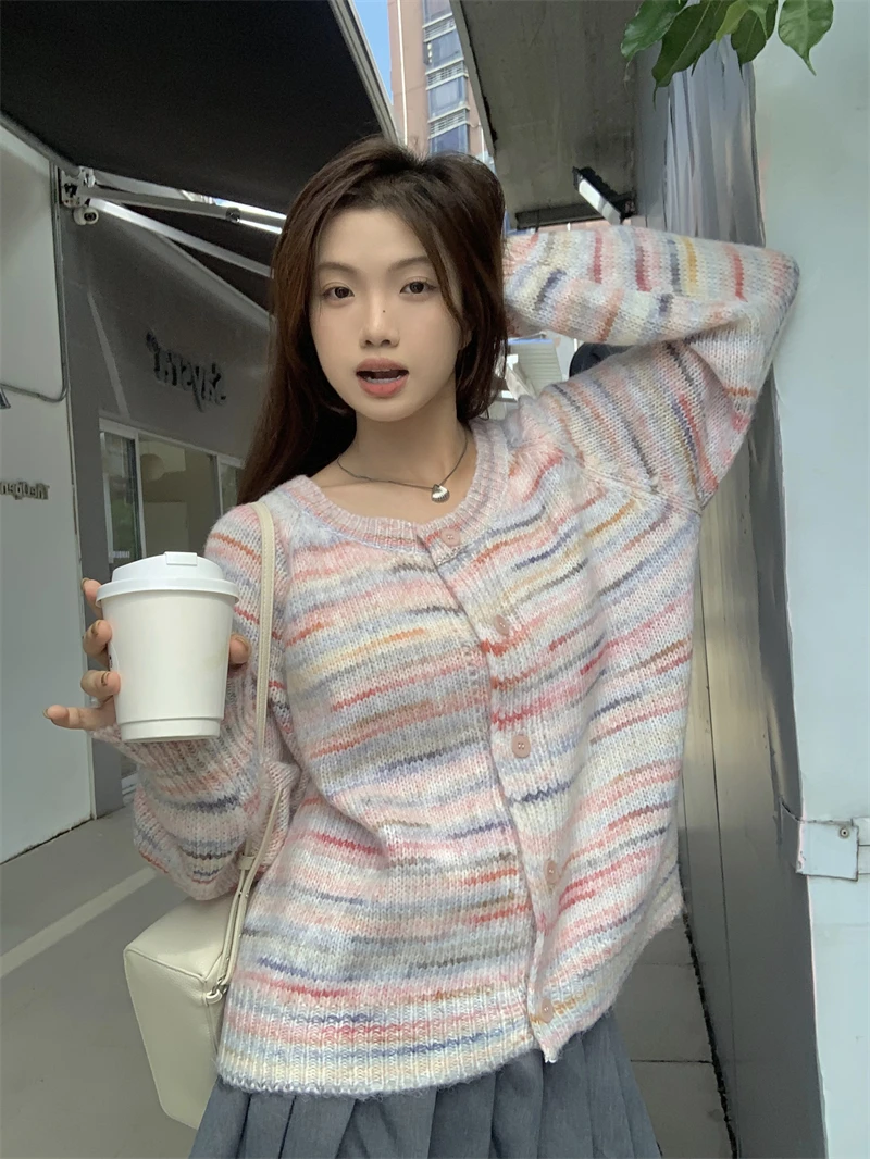 Женский однобортный Кардиган в стиле ретро, модный свитер в радужную полоску с длинным рукавом, универсальный кардиган, пальто для осени и зимы, 10050
Женский однобортный Кардиган в стиле ретро, модный свитер в радужную полоску с длинным рукавом, универсальный кардиган, пальто для осени и зимы, 10050