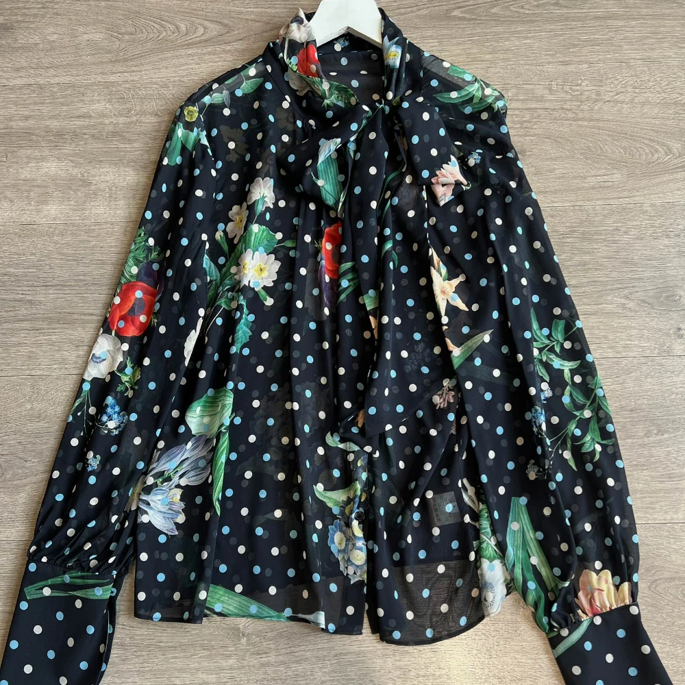 2023 Spring100% Women Tops Half Turtleneck Ribbon Bow Vintage Polka Dot Print Shirt
2023 Spring100% Women Tops Half Turtleneck Ribbon Bow Vintage Polka Dot Print Shirt