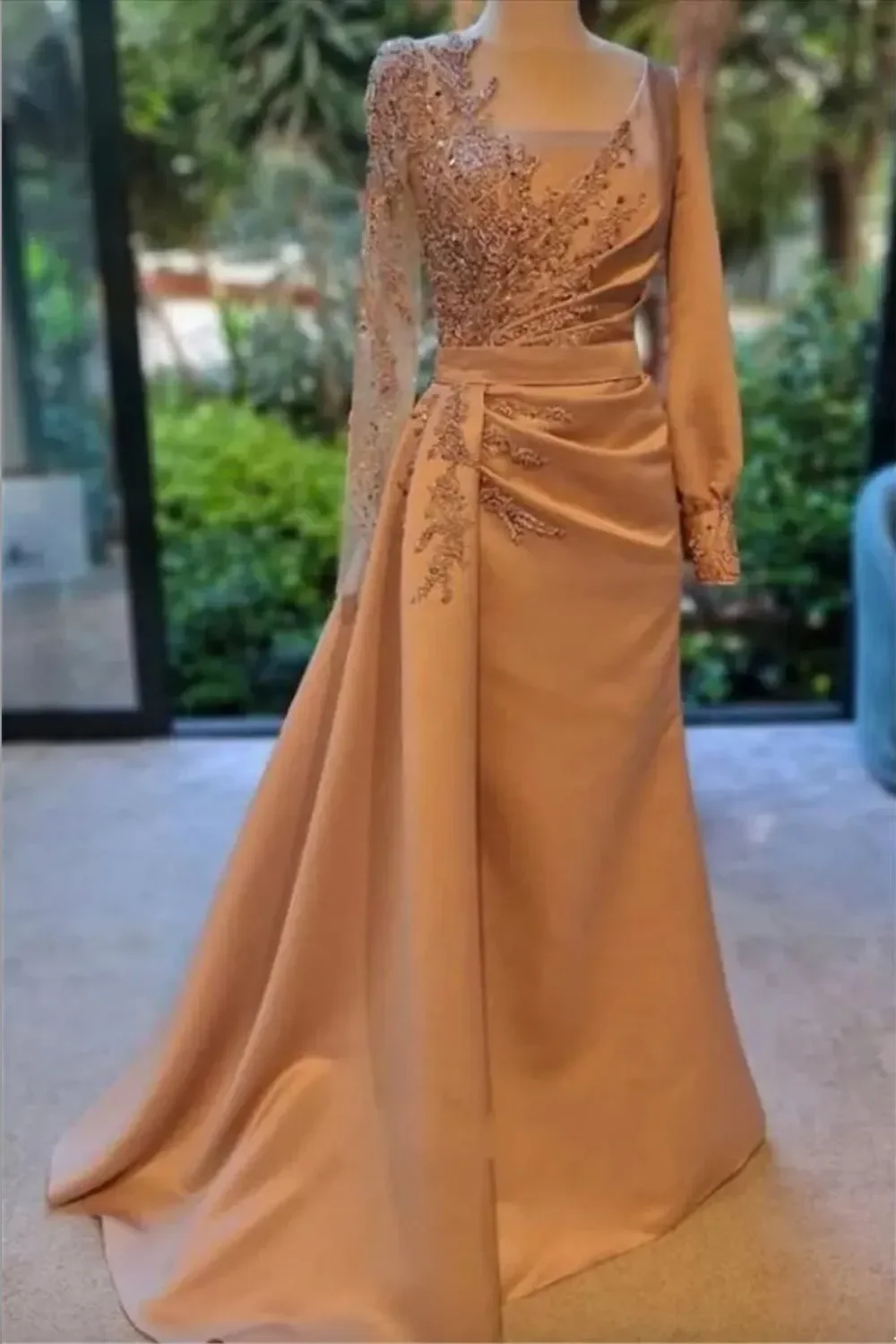 

New Modest Long Sleeve Mother of Bride Prom Dresses Sheer Jewel Neck Appliqued Sequined Satin Long Evening Formal Occasion Gowns