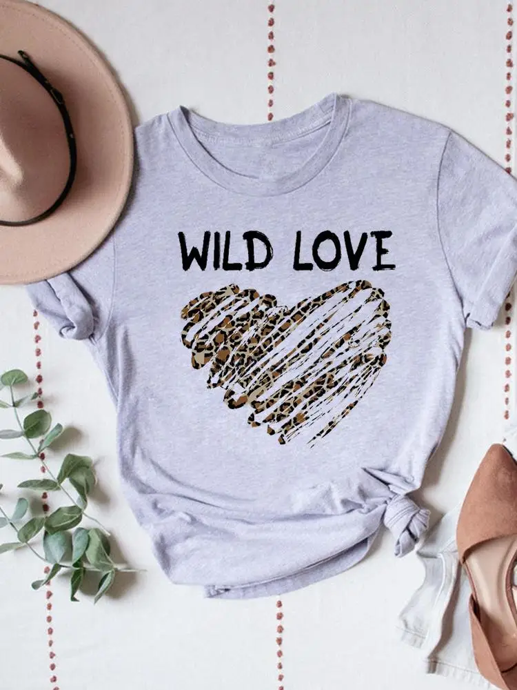 

Женская одежда, женская футболка, модная повседневная Летняя футболка с коротким рукавом, полосатая одежда с леопардовым принтом сердец, футболки с графическим принтом