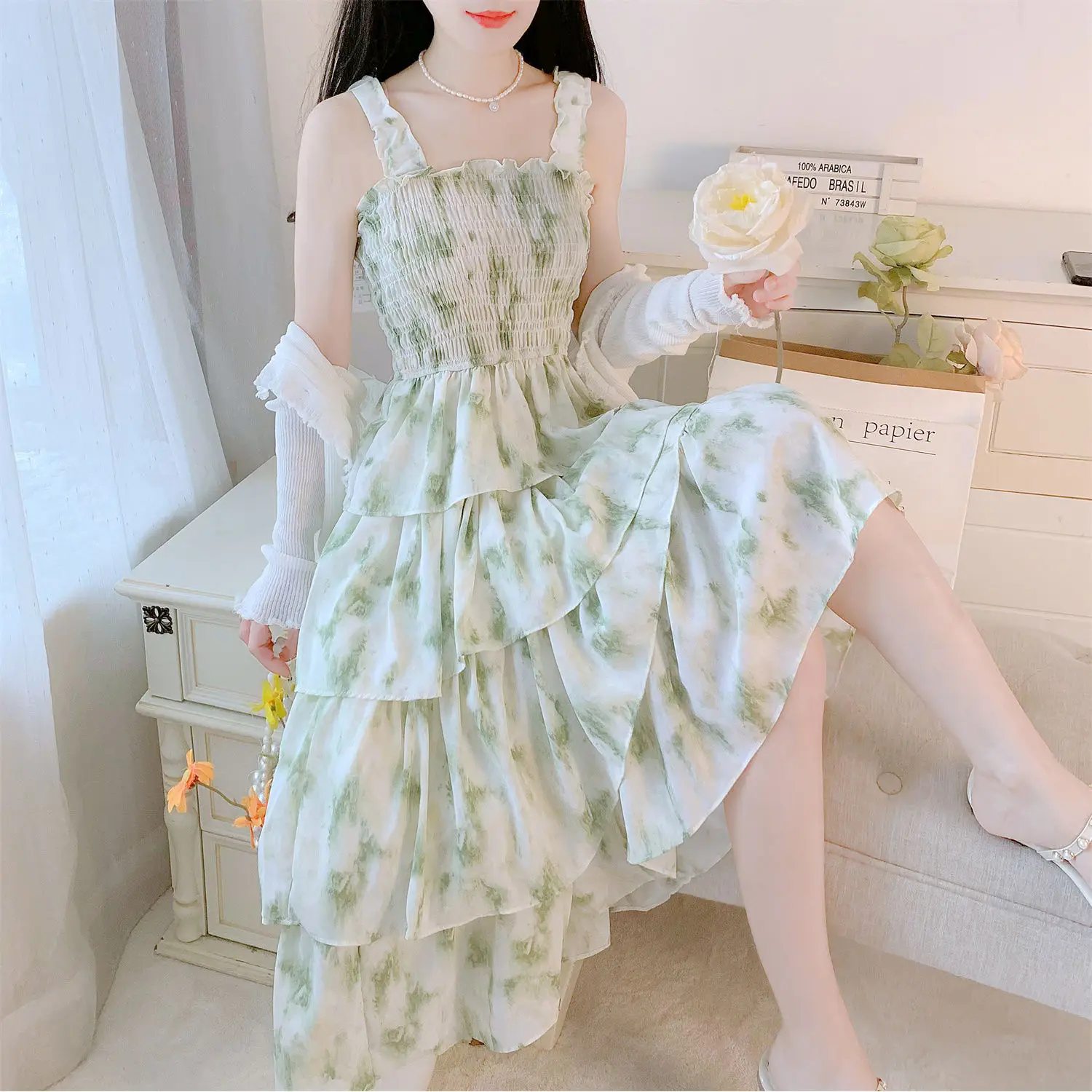 Summer 2024 New French Waist-Tight Temperament Cake Dress Fairy Lady Super Fairy Sweet Fresh Floral Strap Dress
Summer 2024 New French Waist-Tight Temperament Cake Dress Fairy Lady Super Fairy Sweet Fresh Floral Strap Dress