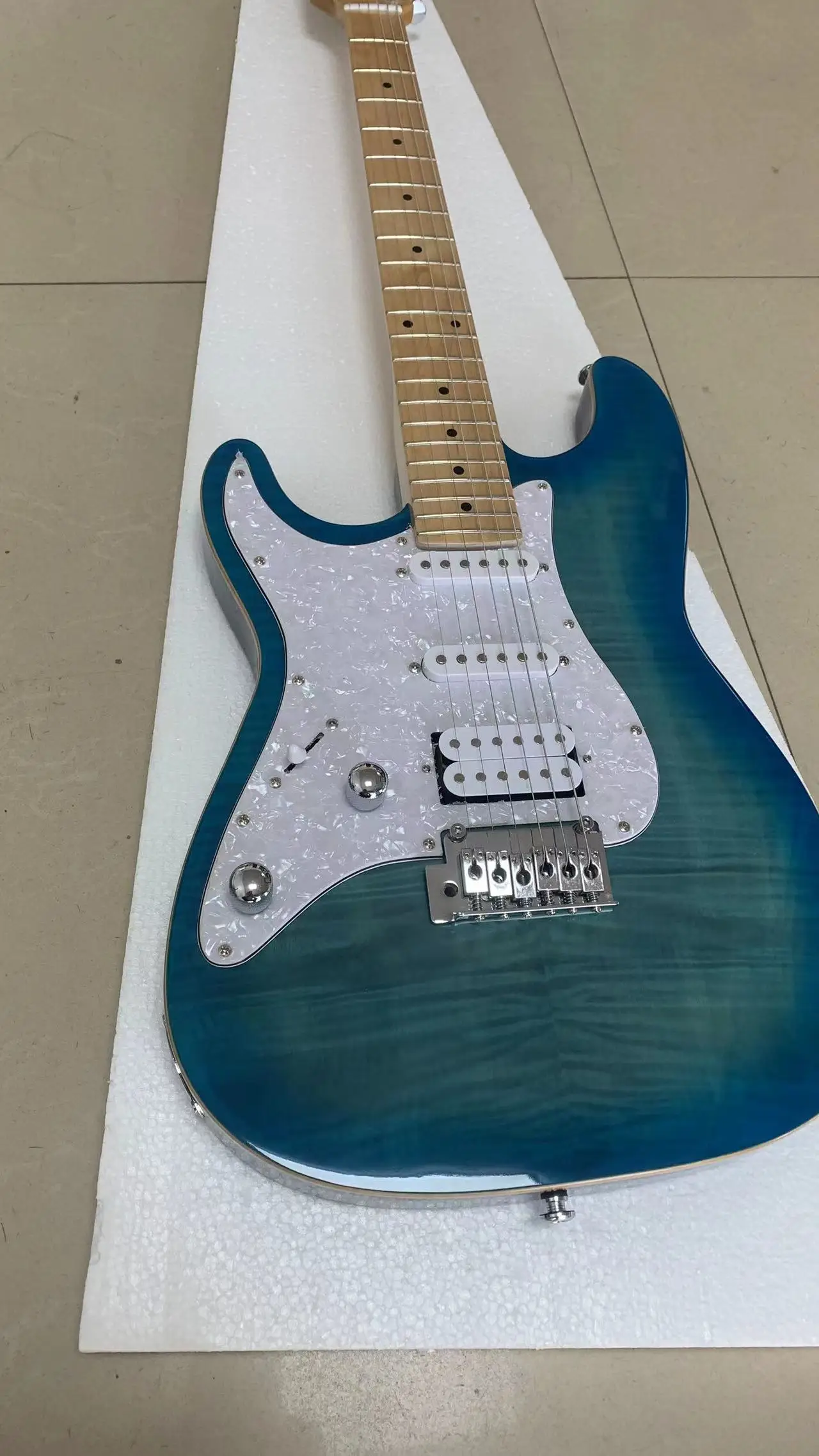 

High quality left hand electric guitar, Huwen maple veneer, blue gradient, single double pickup, free shipping