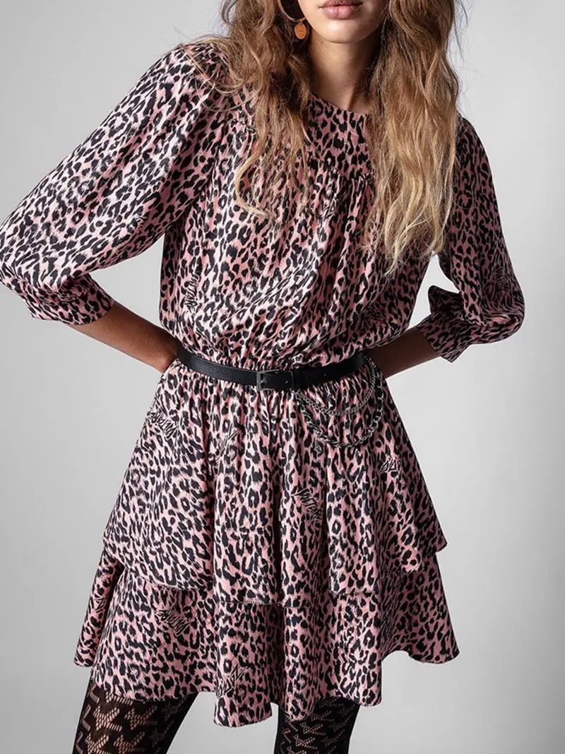 Dressed women's spring/summer new design with lace patchwork round neck long sleeved pink leopard print short skirt
Dressed women's spring/summer new design with lace patchwork round neck long sleeved pink leopard print short skirt