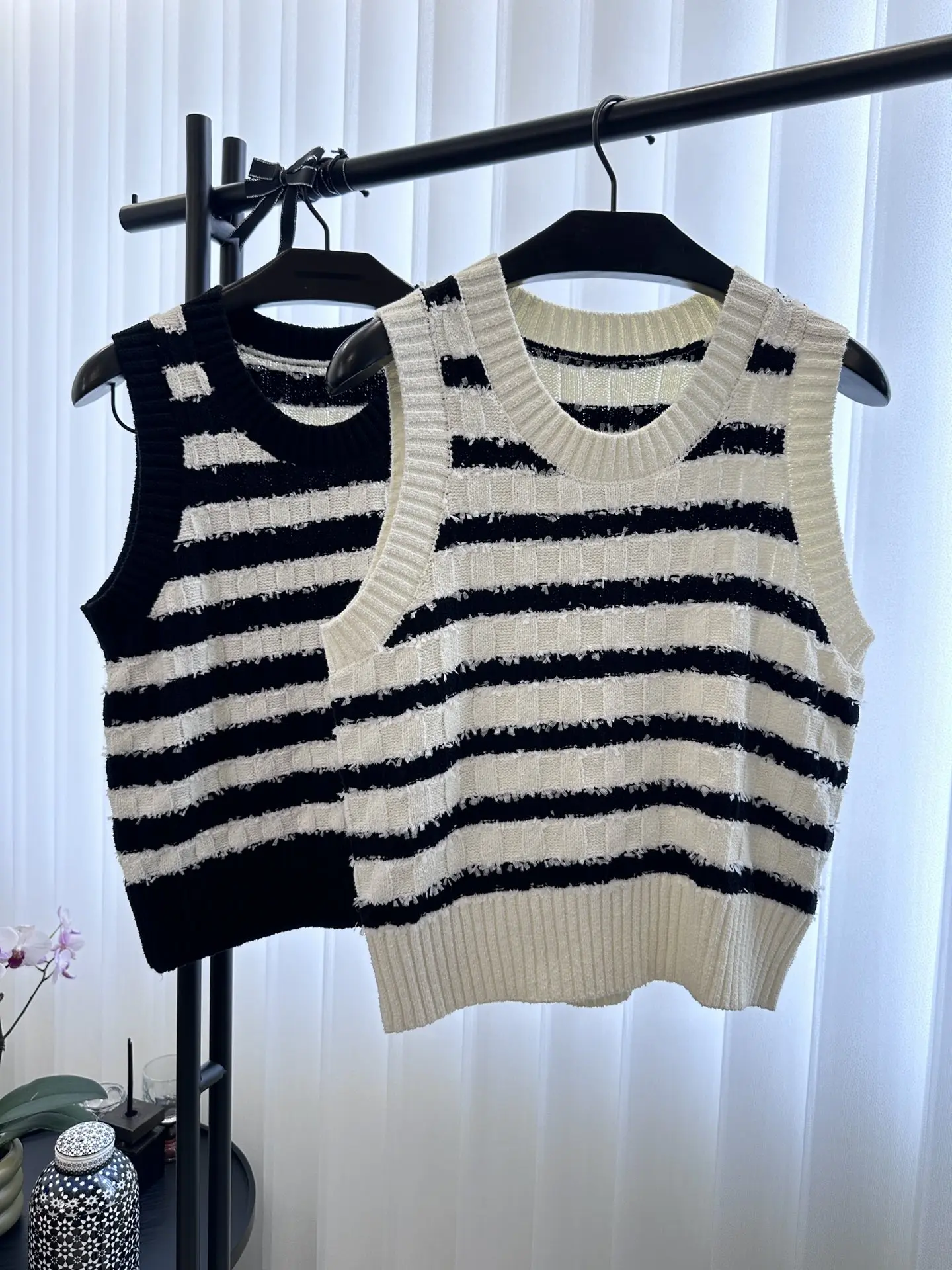 2023 autumn and early winter fashion new women's clothing Brushed Striped Vest 0802
2023 autumn and early winter fashion new women's clothing Brushed Striped Vest 0802