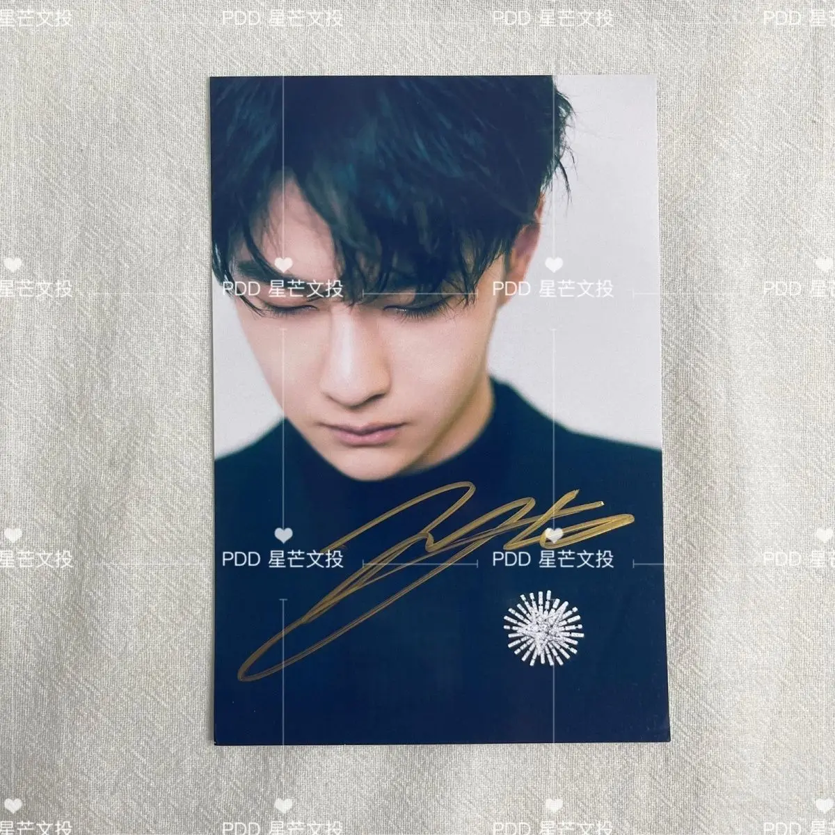 Weibo Night, Wang Yibo лично подписал рекламные фотографии с 6-дюймовым непечатным подарком на день рождения для одноклассников и друзей
Weibo Night, Wang Yibo лично подписал рекламные фотографии с 6-дюймовым непечатным подарком на день рождения для одноклассников и друзей