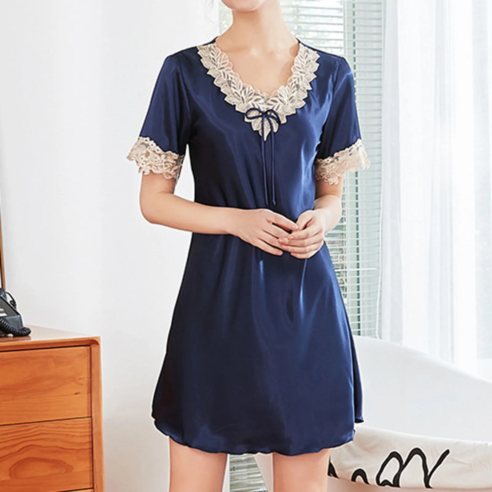 Women's Silk Sleepwear Large Size Sexy Lace Thin Silky Satin Nightgown Summer Women Lingerie Plus Size Nightgowns for Sleeping
Women's Silk Sleepwear Large Size Sexy Lace Thin Silky Satin Nightgown Summer Women Lingerie Plus Size Nightgowns for Sleeping